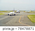 離陸順番待ちの飛行機 78478871