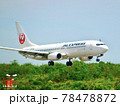 着陸する飛行機 78478872
