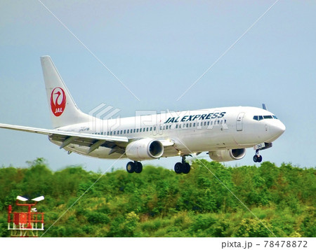 着陸する飛行機 78478872