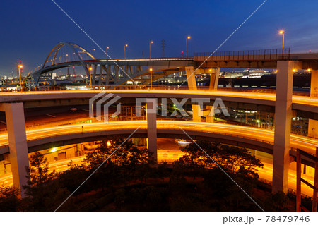 夕暮れ時の新木津川大橋とループ橋 78479746