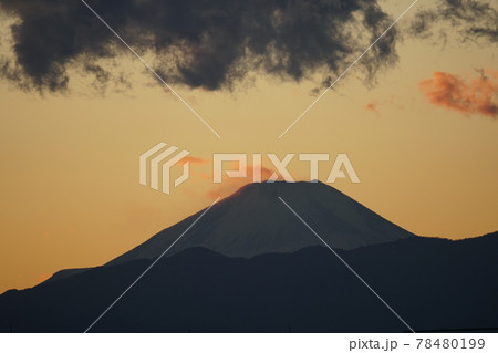 雲がかぶさる夕焼けの富士山 78480199