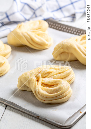Process of making swirling buns. Process of making swirling buns. 78482243