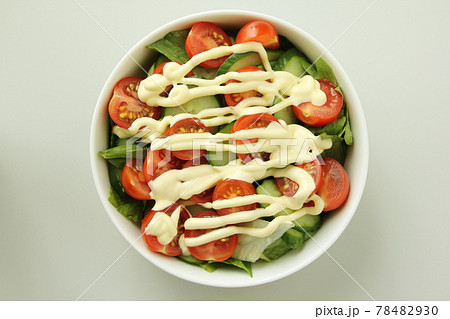 野菜サラダにマヨネーズ 78482930