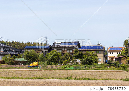 エコ住宅と田舎の風景　太陽光パネル　緑　空 78483730