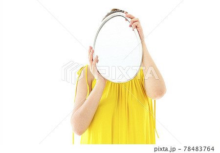 Woman with mirror in studio 78483764