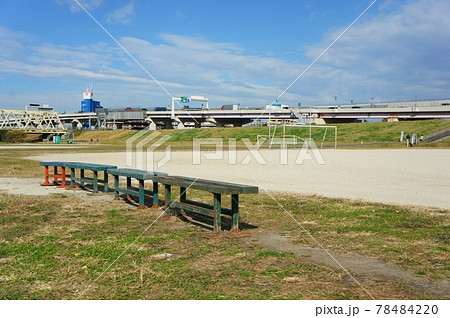 河川敷のグラウンドにあるベンチ 78484220