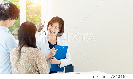 カップルに部屋を案内する女性担当者　モデルハウス　ハウスメーカー　部屋探し 78484610