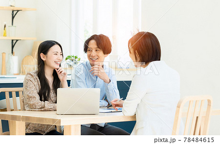 ミーティングするカップルと女性担当者 78484615