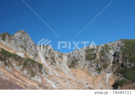 雲一つない快晴と猛々しい岩肌をみせる長野県の千畳敷カール 78484721