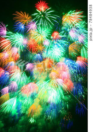 花火イメージ 彩色千輪菊 たくさんの小花が一斉に咲き乱れる打ち上げ花火 の写真素材 花火イメージ 彩色千輪菊 たくさんの小花が一斉に咲き乱れる打ち上げ花火 の写真素材