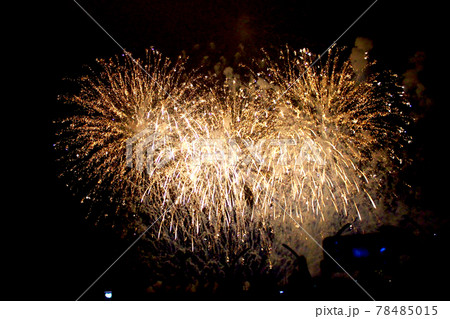 【静岡】熱海　砂浜から眺める空いっぱいの花火とたくさんの見物客のシルエット 78485015