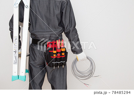 電気工事士(肩に脚立　腰に腰袋　手にケーブル) 78485294