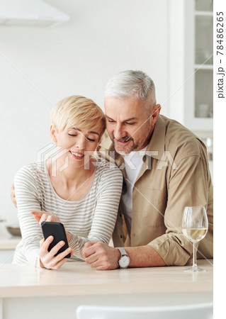 New app, watch photos on phone or video online, rest and relax at home together New app, watch photos on phone or video online, rest and relax at home together 78486265