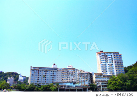 鳥羽市、鳥羽湾と観光ホテルの風景 78487250