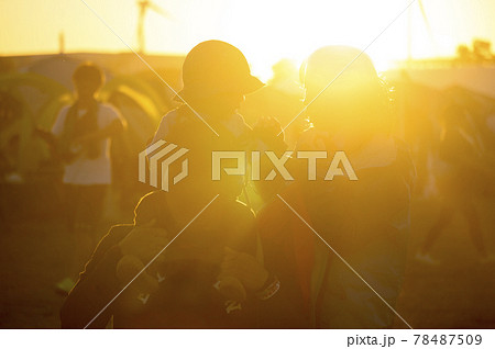 夏フェスの親子連れ 夏フェスの親子連れ 78487509
