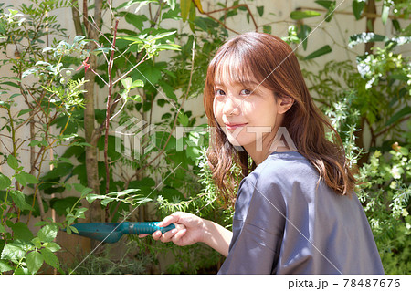 庭でカーデニングをする女性 庭でカーデニングをする女性 78487676