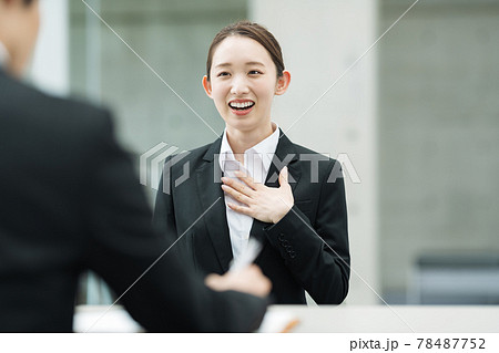 企業の面接で話す女性 78487752