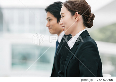 面接を受ける男女 78487766