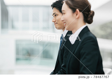 面接を受ける男女 78487767