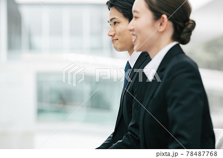 面接を受ける男女 78487768