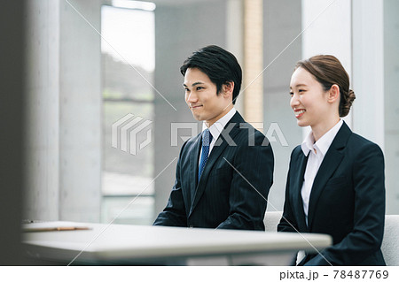 面接を受ける男女 78487769