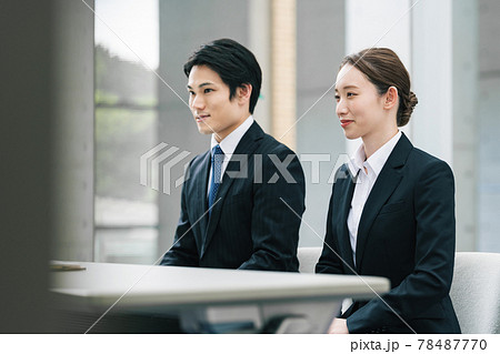 面接を受ける男女 78487770
