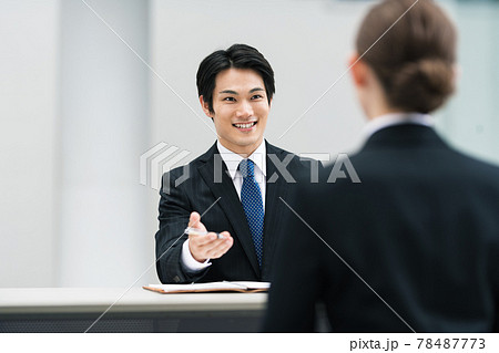 面接をする人事担当者 78487773