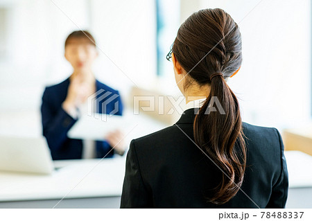 面接イメージ　後ろ姿　撮影協力：LINK FOREST 78488337