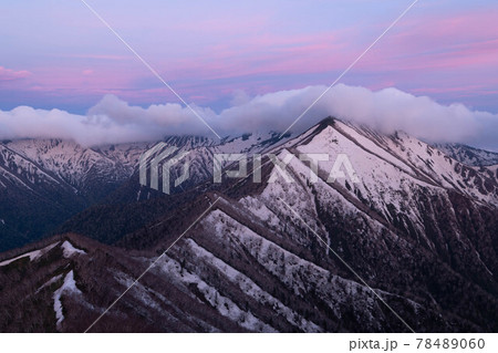 日高山脈　夜明け前のピパイロ岳 78489060