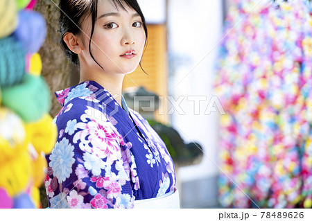 浴衣で京都を観光する女性 78489626
