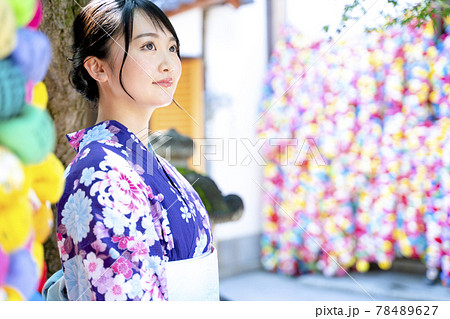 浴衣で京都を観光する女性 78489627