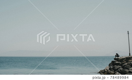 空と海と釣り人 78489984