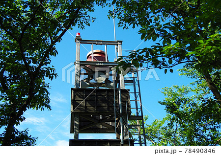 飯梨川沿いの土手に設置されている和風の外観の警報設備と葉桜の風景 … 島根県 安来市 78490846