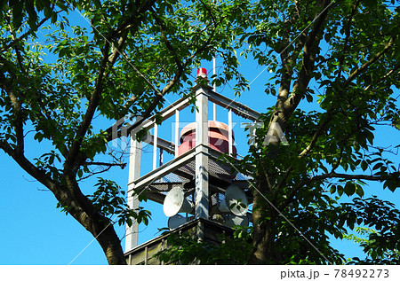 飯梨川沿いの土手に設置されている和風の外観の警報設備と葉桜の風景 … 島根県 安来市 78492273