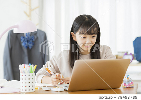 パソコンで勉強する女の子の写真素材