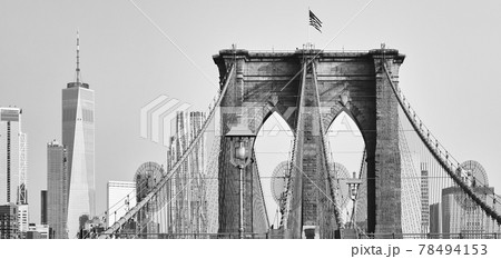 Black and white picture of Brooklyn Bridge and Manhattan skyline, New York City, USA. 78494153
