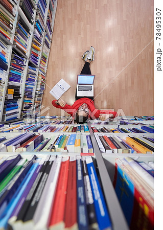 the students uses a notebook, laptop and a school library the students uses a notebook, laptop and a school library 78495307