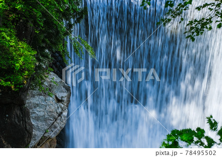新緑と滝の水の流れ・5月下旬 (waterfall) 新緑と滝の水の流れ・5月下旬 (waterfall) 78495502