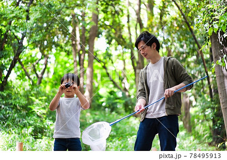 虫取りをする親子 虫取りをする親子 78495913