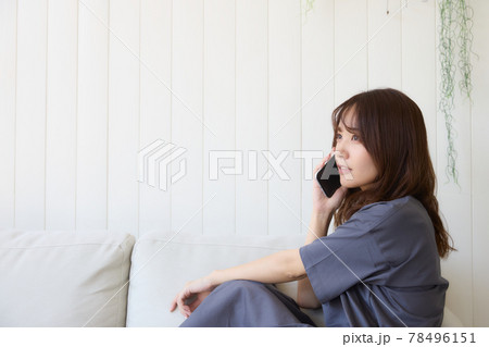 リビングで電話をする女性 リビングで電話をする女性 78496151