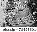 半導体の裏面の白黒写真 78496601