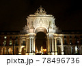 ポルトガル、リスボンの観光地コメルシオ広場の勝利のアーチ（夜、ライトアップ）） 78496736