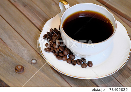 木目の机に置かれたコーヒータイムのイメージ 木目の机に置かれたコーヒータイムのイメージ 78496826