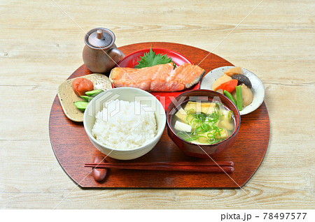 健康な和食イメージ。一汁三菜。ご飯、味噌汁、焼シャケ、筑前煮、お漬物。ヘルシーな日本食。 78497577