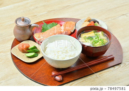 健康な和食イメージ。一汁三菜。ご飯、味噌汁、焼シャケ、筑前煮、お漬物。ヘルシーな日本食。 健康な和食イメージ。一汁三菜。ご飯、味噌汁、焼シャケ、筑前煮、お漬物。ヘルシーな日本食。 78497581
