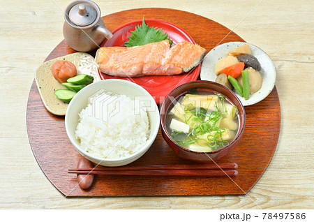 健康な和食イメージ。一汁三菜。ご飯、味噌汁、焼シャケ、筑前煮、お漬物。ヘルシーな日本食。 78497586