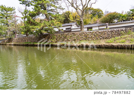 島根県松江市　松江城の堀川めぐり　武家屋敷の横を通り過ぎる船からの眺め 78497882