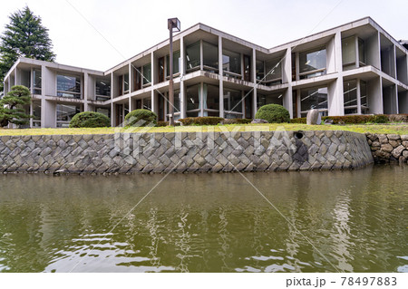 島根県松江市　松江城の堀川めぐり　県立図書館の横を通り過ぎる船からの眺め 78497883