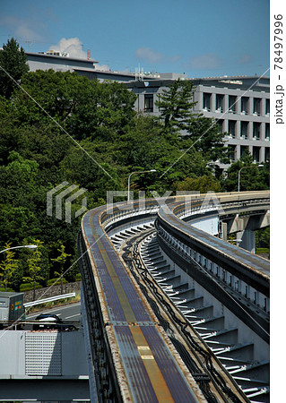 門真市駅行き大阪モノレールは大阪中央環状、中国自動車道を渡りキャンパスを左に柴原阪大前駅に至る 78497996