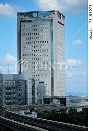 門真市駅行き大阪モノレールからみた千里中央駅と高層の千里朝日阪急ビル 78498078